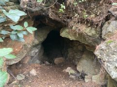 cavité rocheuse sur la colline de la Courtine