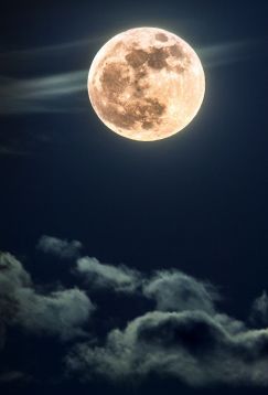 pleine lune et nuages