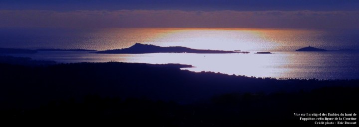 vue sur les Embiez du haut de l'oppidum celto-ligure de la Courtine (photo d'Eric Dussart)