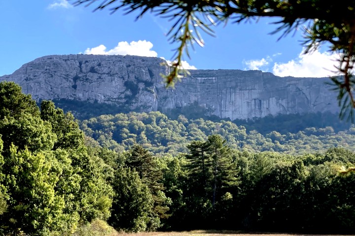 vue sur une grotte à flanc de falaise dans le massif de la Sainte-Baume
