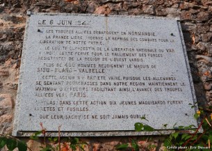 02 - plaque sur la bergerie de Siou-Blanc en hommage aux résistants fusillés(crédit photo Eric Dussart)