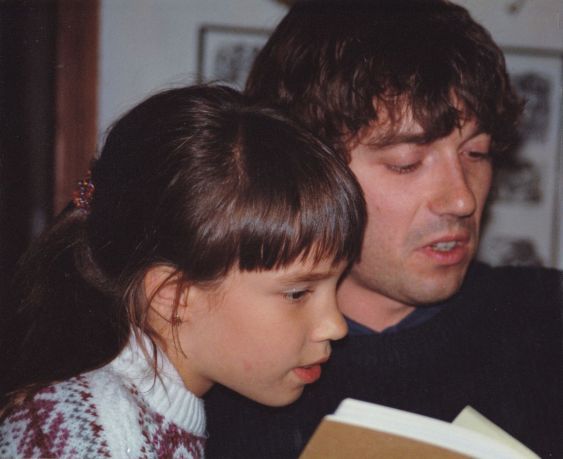 chloe-en -1994-avec-son-pere-eric-dussart-lisant-poeme-gaston-coute